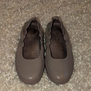 Nearly new VIONIC tan slippers with Smooth Finish and Elastic Edging SZ 6.5